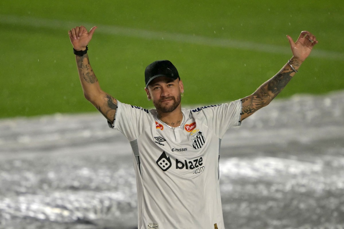 Neymar waves to fans during his presentation as a new player of the Santos FC